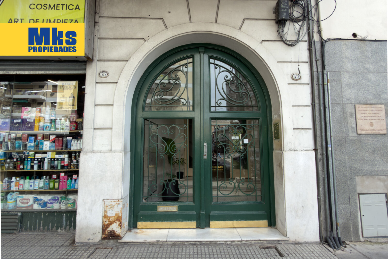 Av .Suarez y Av.Montes de Oca. Venta. Departamento al frente 4 ambientes. - 34