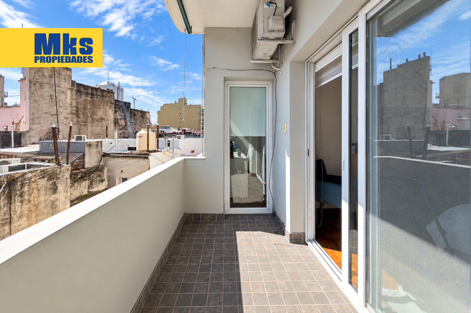 Av .Suarez y Av.Montes de Oca. Venta. Departamento al frente 4 ambientes. - 26