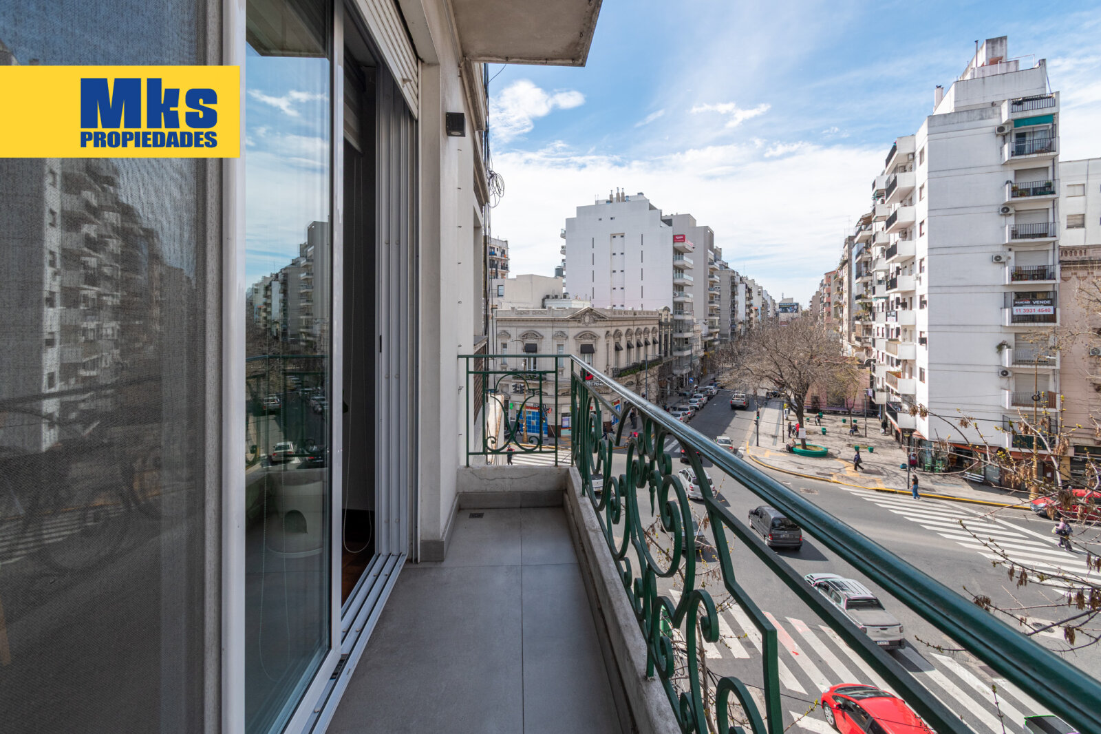 Av .Suarez y Av.Montes de Oca. Venta. Departamento al frente 4 ambientes. - 24