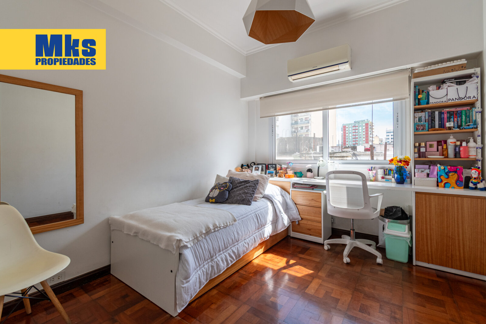 Av .Suarez y Av.Montes de Oca. Venta. Departamento al frente 4 ambientes. - 18