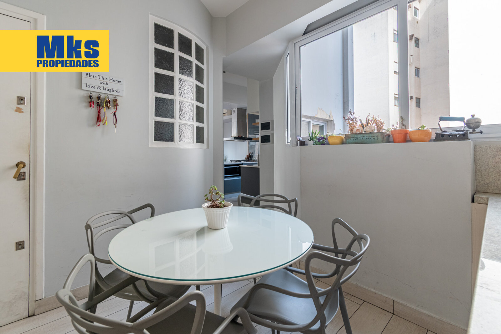 Av .Suarez y Av.Montes de Oca. Venta. Departamento al frente 4 ambientes. - 10