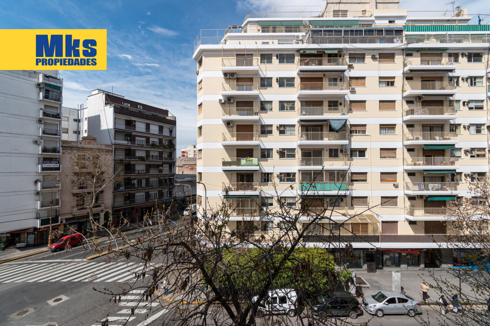 Av .Suarez y Av.Montes de Oca. Venta. Departamento al frente 4 ambientes. - 28