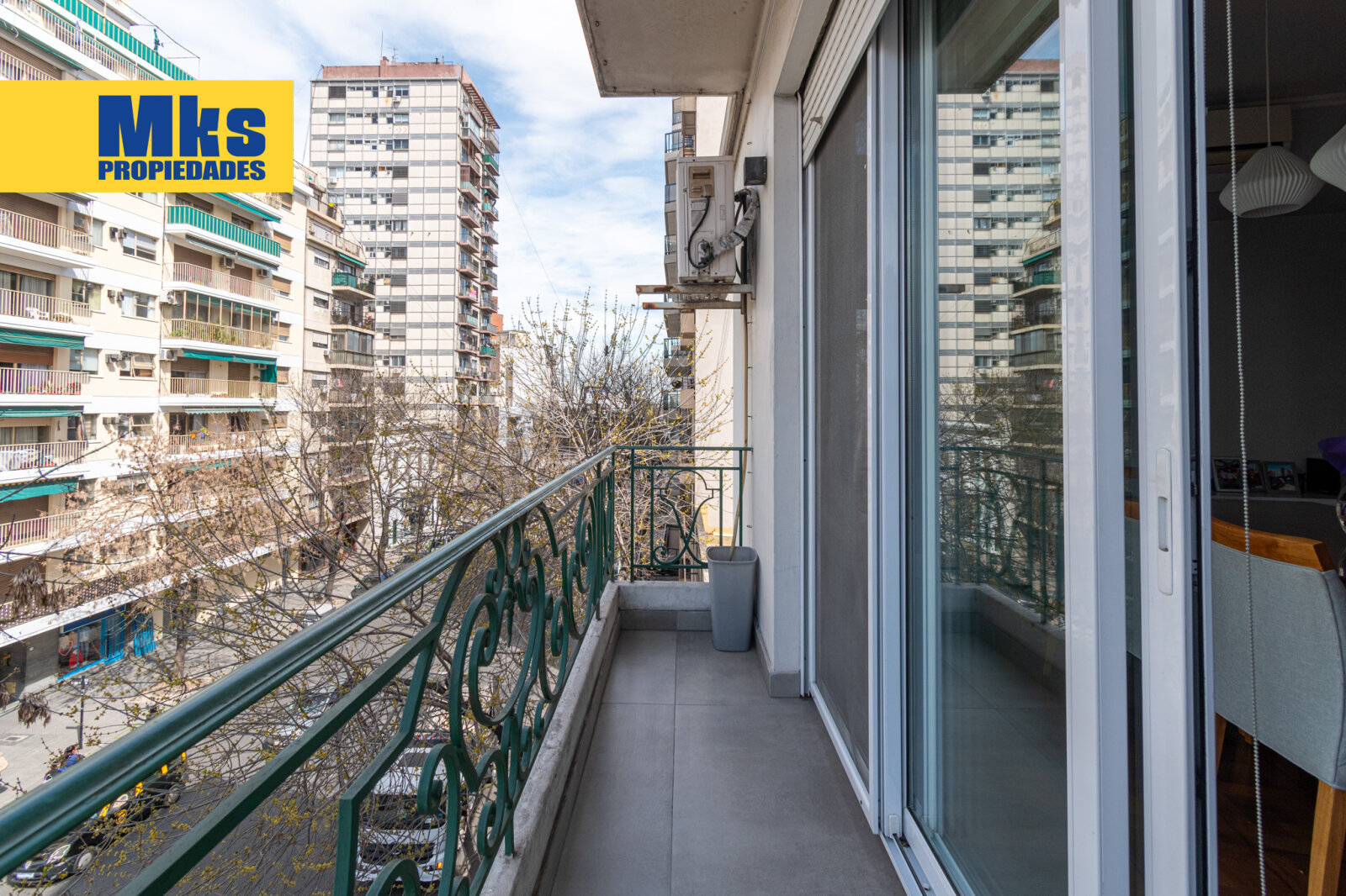 Av .Suarez y Av.Montes de Oca. Venta. Departamento al frente 4 ambientes. - 25