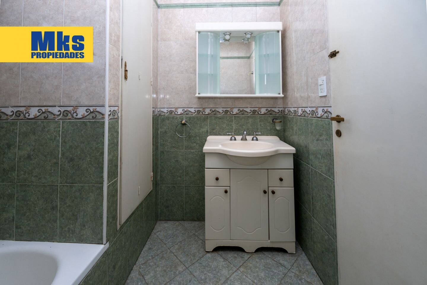 Venta, departamento de 4 ambientes. Semipiso, sobre Av. Mitre. Vista Abierta. - 8