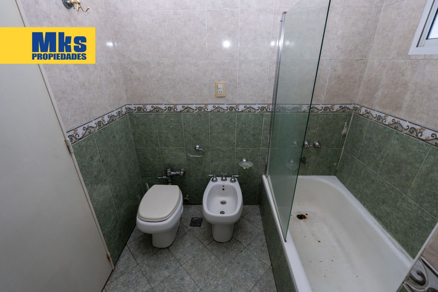 Venta, departamento de 4 ambientes. Semipiso, sobre Av. Mitre. Vista Abierta. - 9