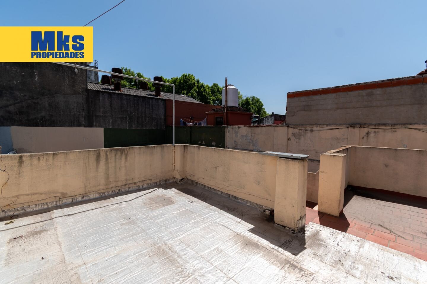 Venta. Casa sobre lote propio. Piscina y terraza. 5 dormitorios. - 28
