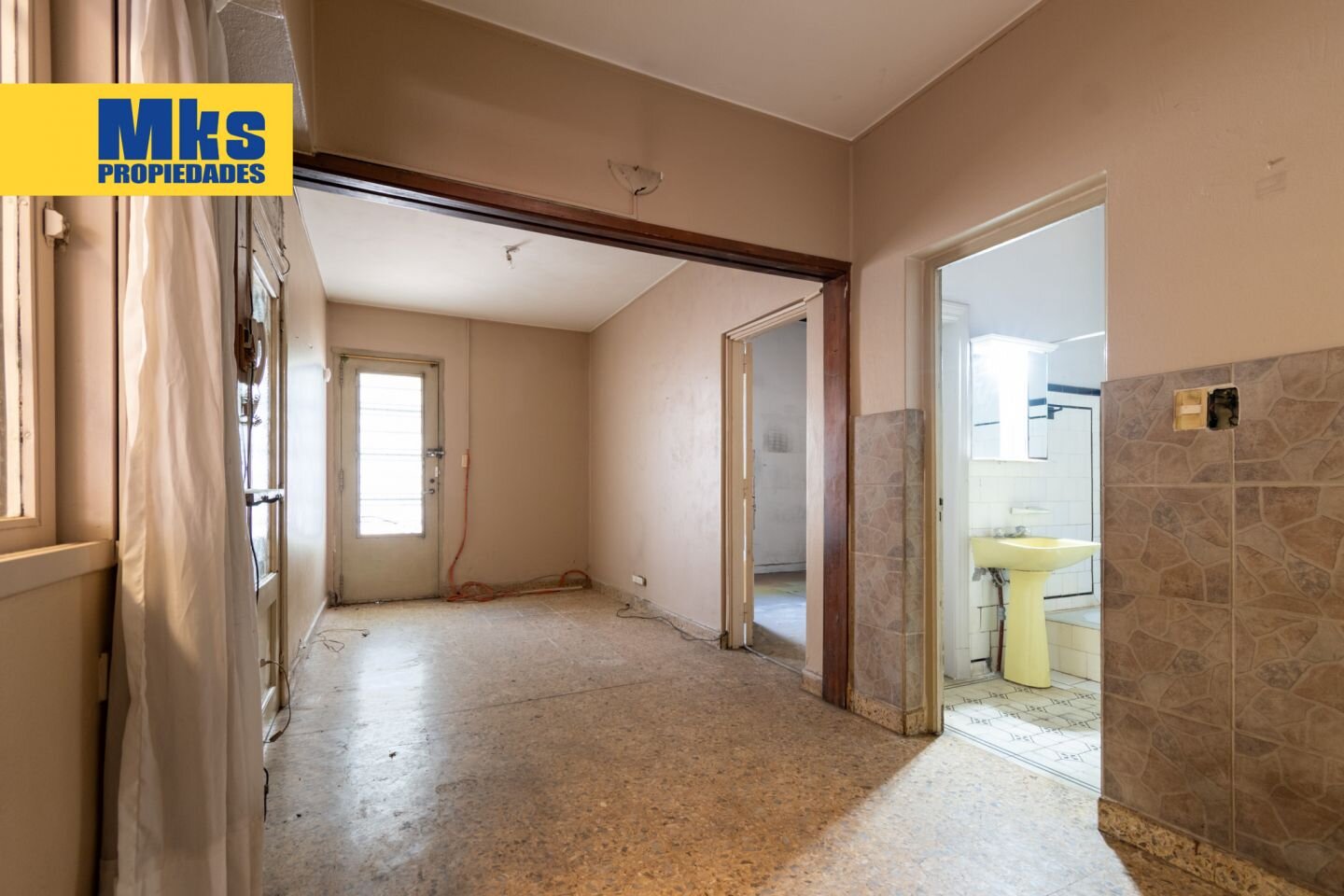 Venta. Casa sobre lote propio. Piscina y terraza. 5 dormitorios. - 2