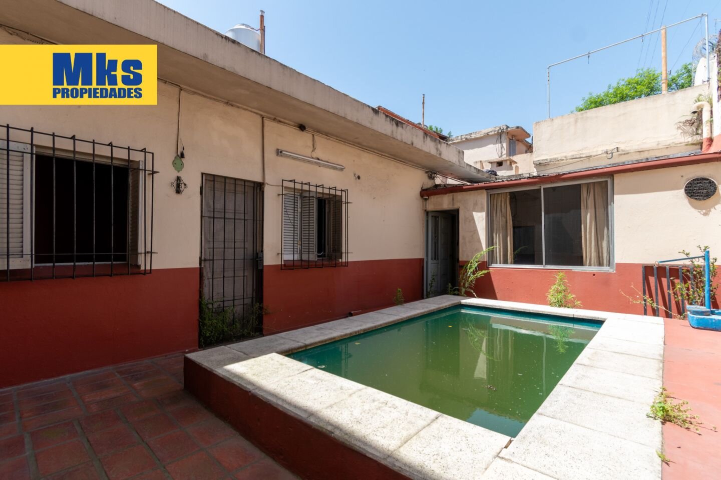 Venta. Casa sobre lote propio. Piscina y terraza. 5 dormitorios. - 13