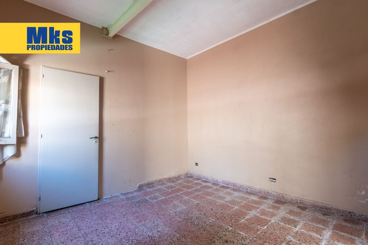 Venta. Casa sobre lote propio. Piscina y terraza. 5 dormitorios. - 9