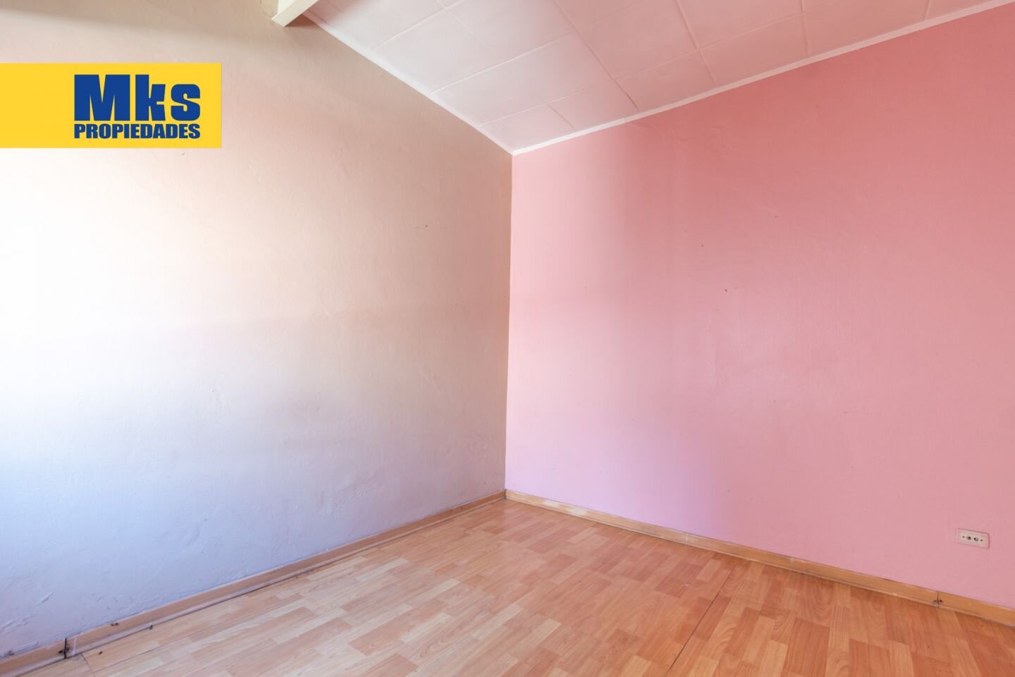 Venta. Casa sobre lote propio. Piscina y terraza. 5 dormitorios. - 8
