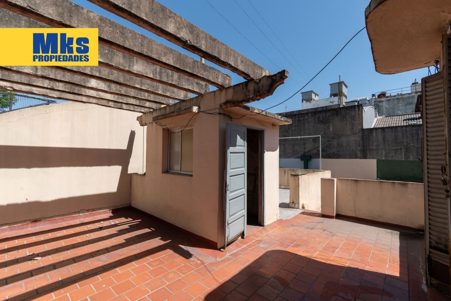 Venta. Casa sobre lote propio. Piscina y terraza. 5 dormitorios. - 30