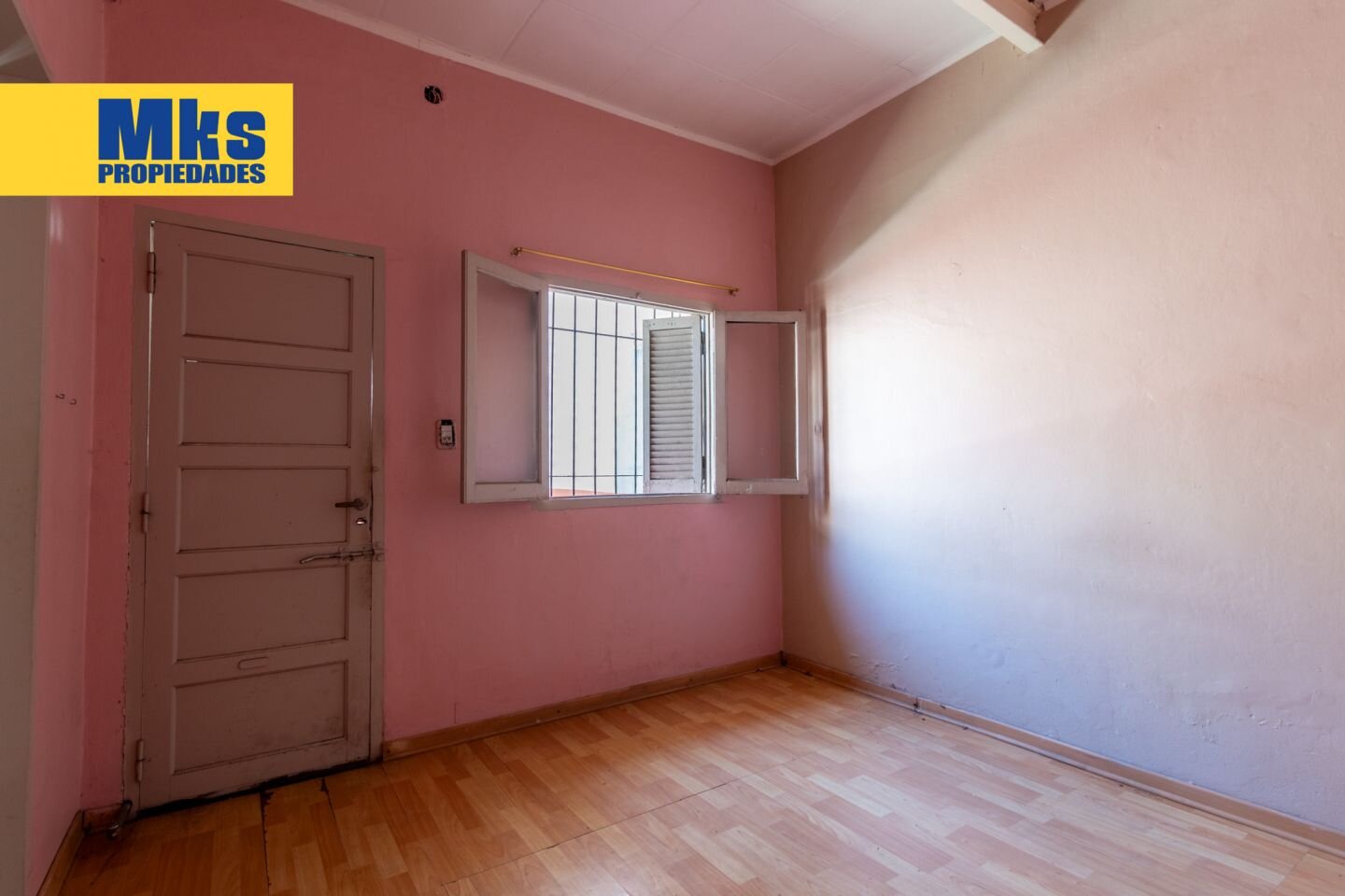 Venta. Casa sobre lote propio. Piscina y terraza. 5 dormitorios. - 7