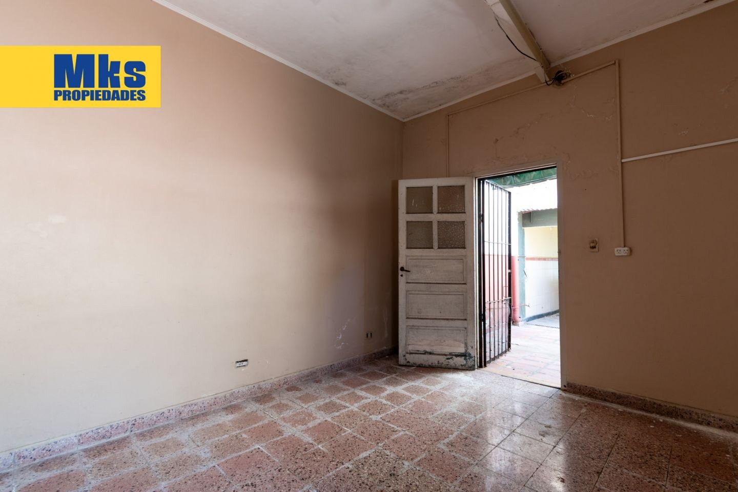 Venta. Casa sobre lote propio. Piscina y terraza. 5 dormitorios. - 10