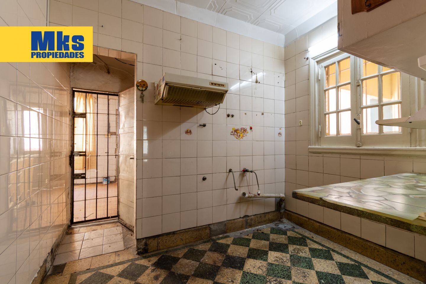 Venta. Casa sobre lote propio. Piscina y terraza. 5 dormitorios. - 6