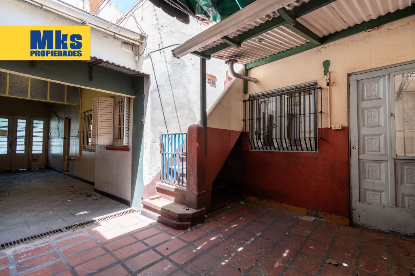 Venta. Casa sobre lote propio. Piscina y terraza. 5 dormitorios. - 25