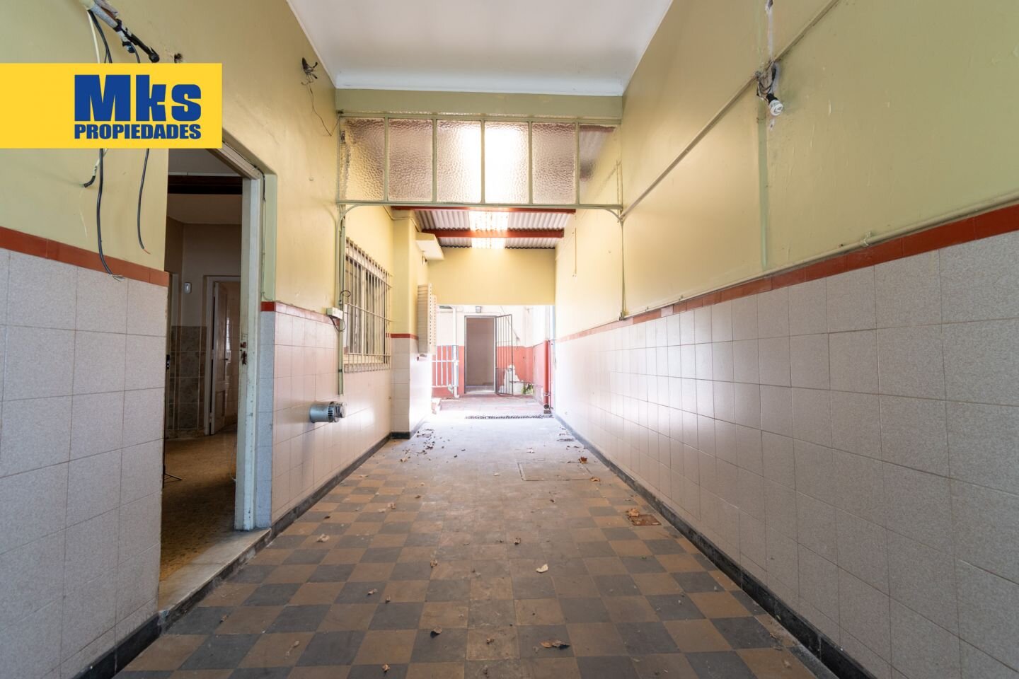 Venta. Casa sobre lote propio. Piscina y terraza. 5 dormitorios. - 24