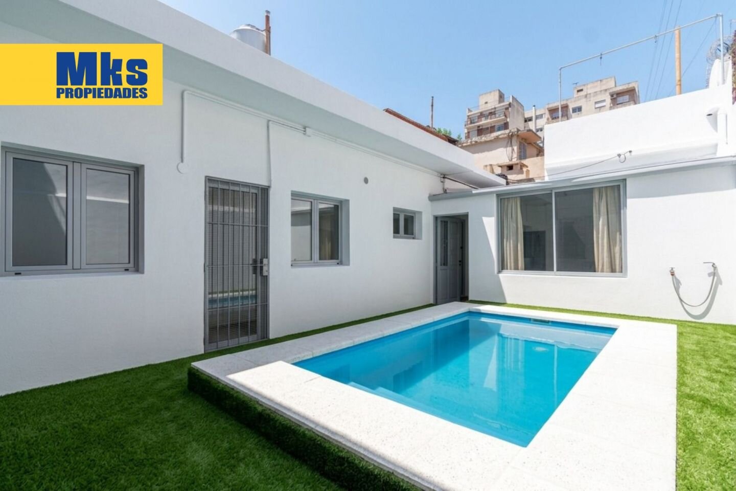 Venta. Casa sobre lote propio. Piscina y terraza. 5 dormitorios. - 14