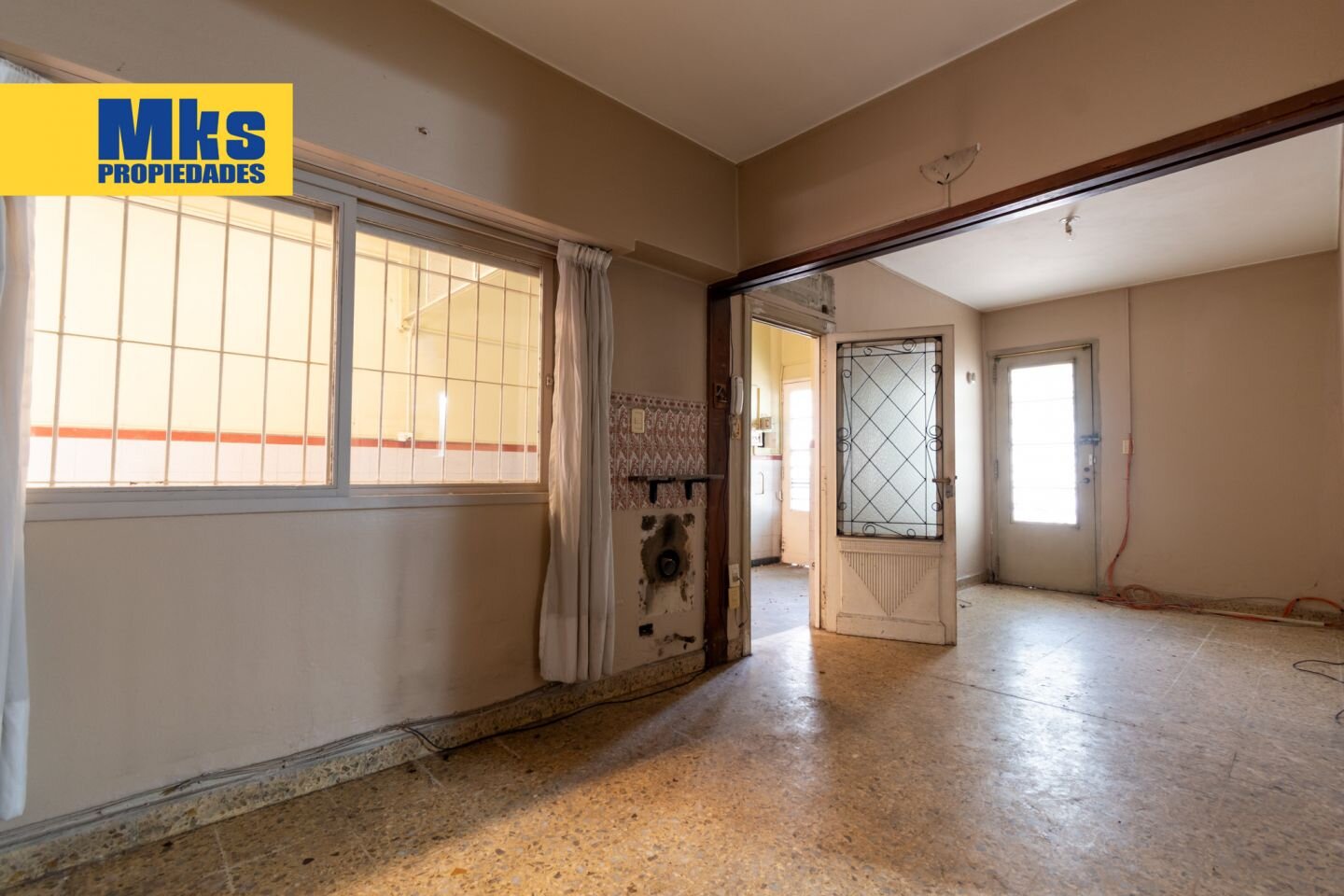 Venta. Casa sobre lote propio. Piscina y terraza. 5 dormitorios. - 3