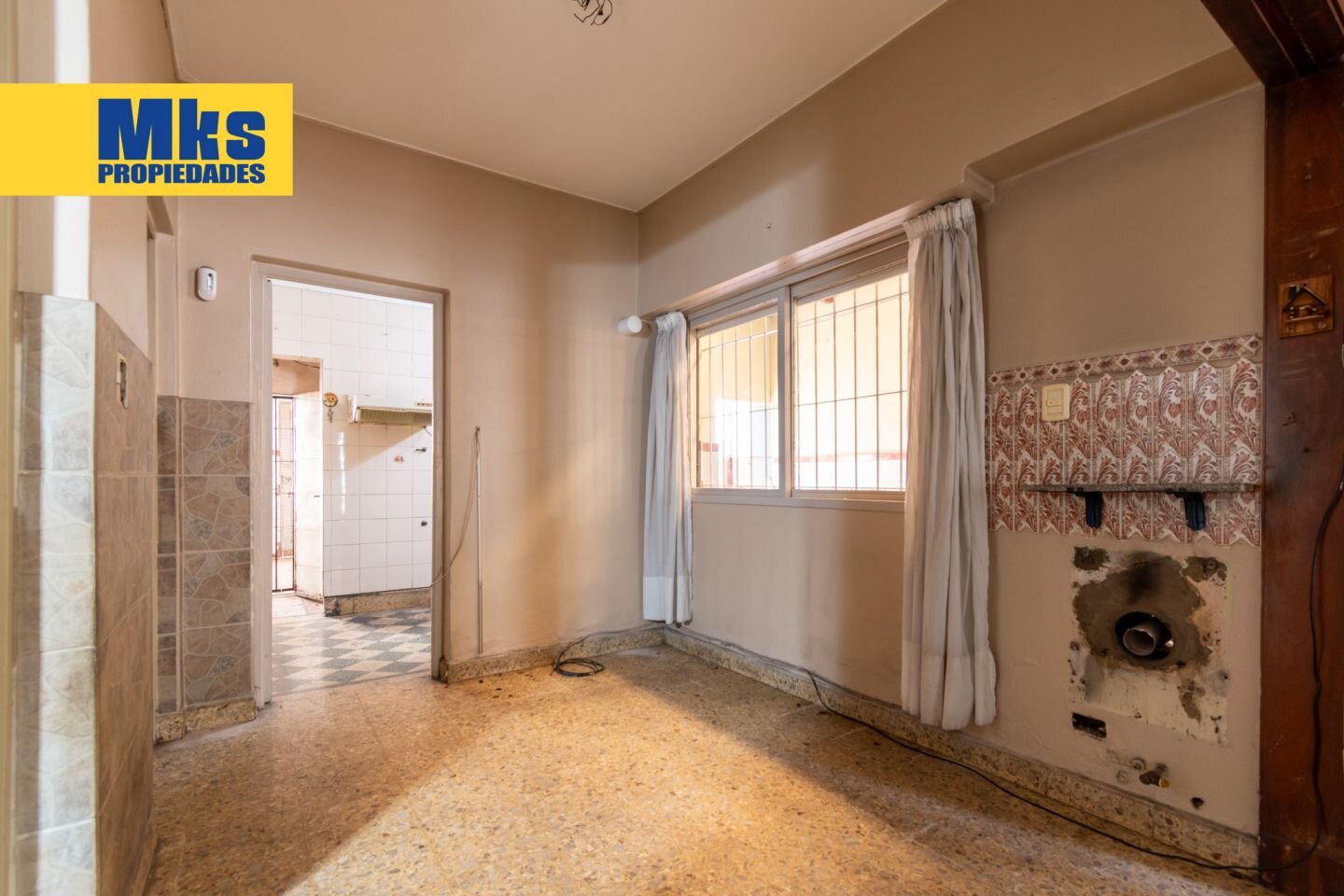 Venta. Casa sobre lote propio. Piscina y terraza. 5 dormitorios. - 4
