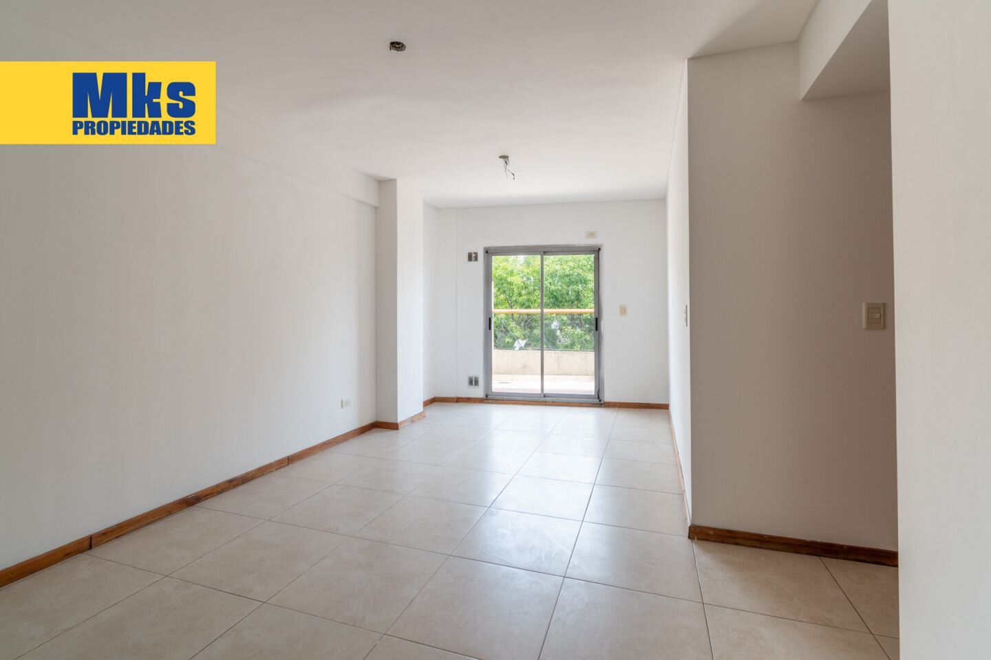 Departamento en venta. 2 ambientes c/ escritorio. Espacio guardacoches cubierto. Balcón corrido. - 2