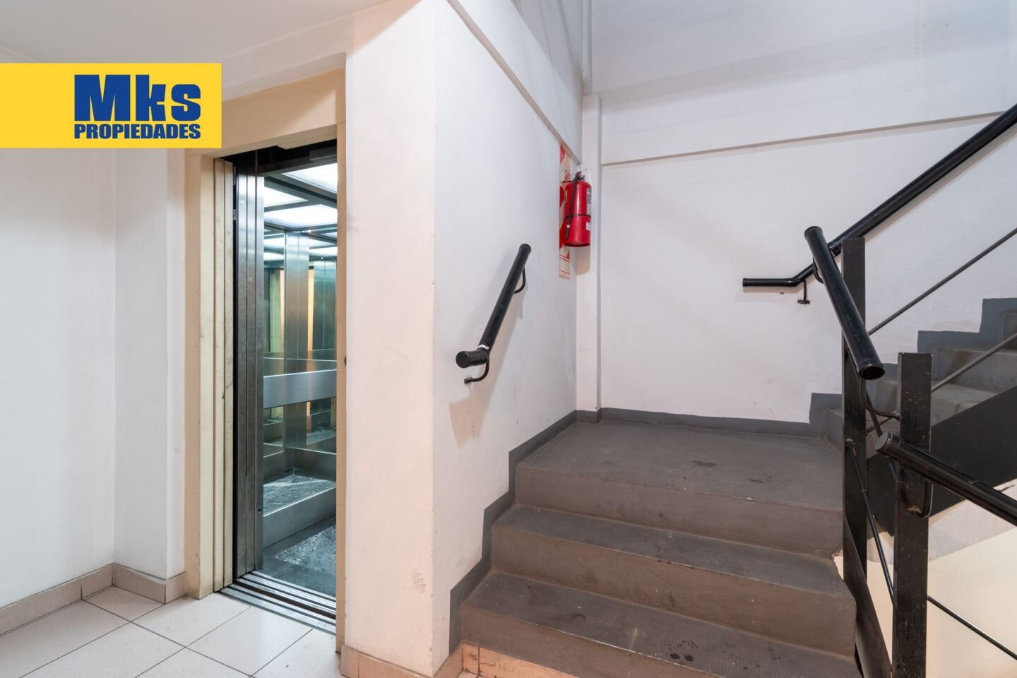 Departamento en venta. 2 ambientes c/ escritorio. Espacio guardacoches cubierto. Balcón corrido. - 20