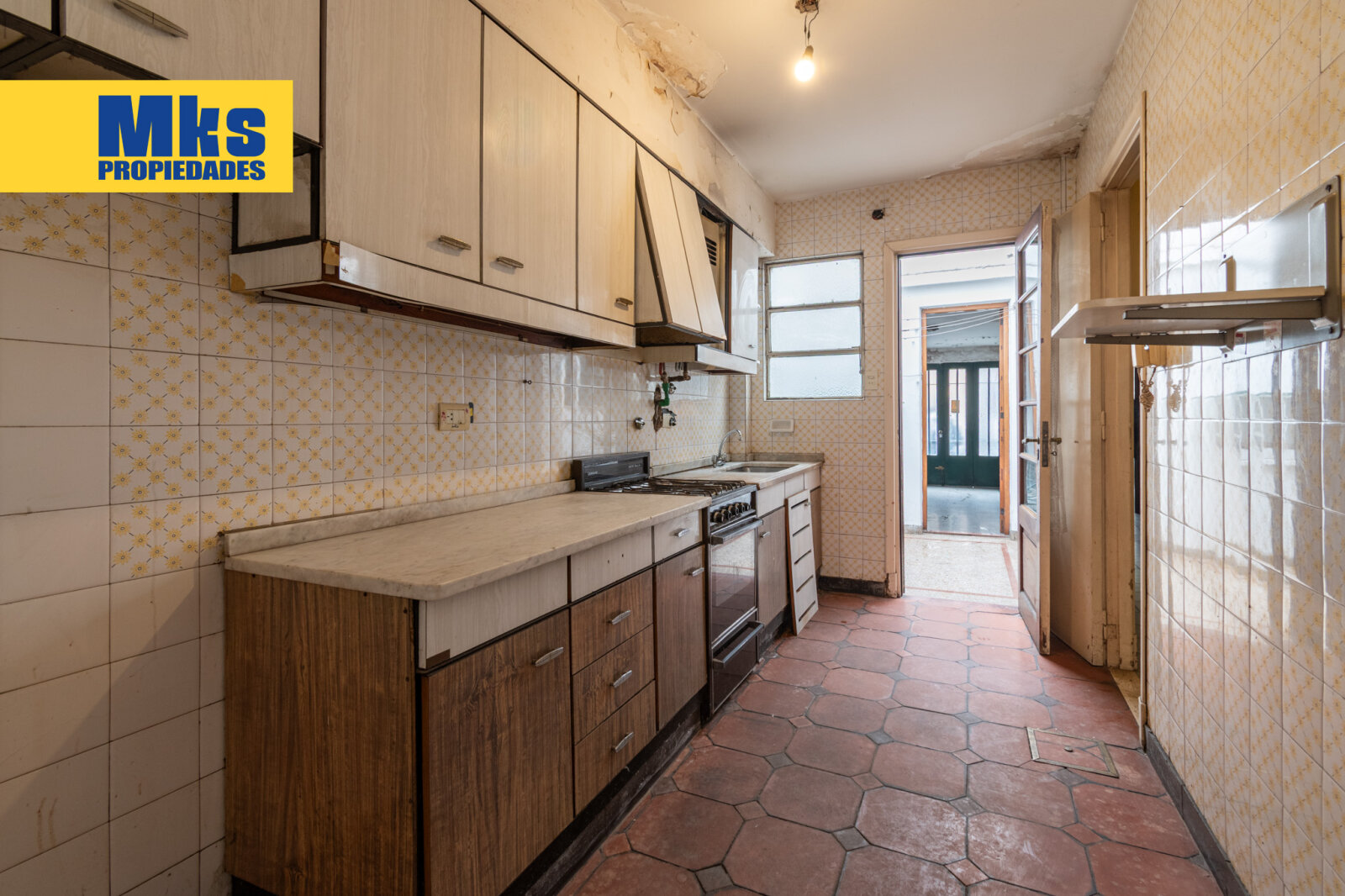 ¡Retasada! Casa con cochera en venta. 4 ambientes. A reciclar. - 8