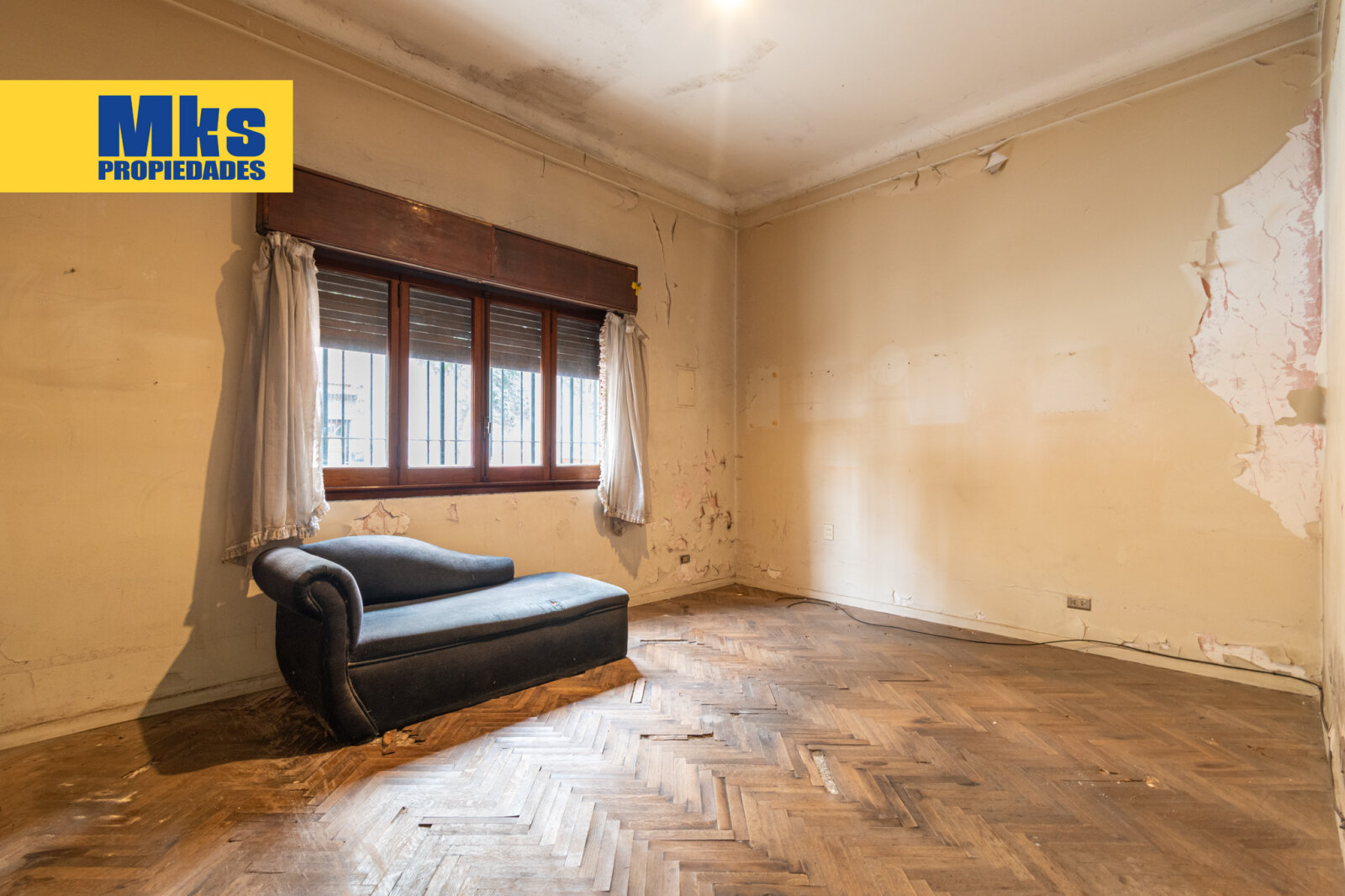 ¡Retasada! Casa con cochera en venta. 4 ambientes. A reciclar. - 2