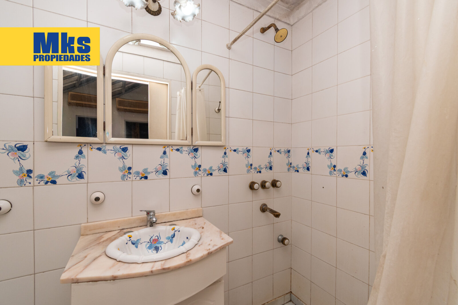 ¡Retasada! Casa con cochera en venta. 4 ambientes. A reciclar. - 31