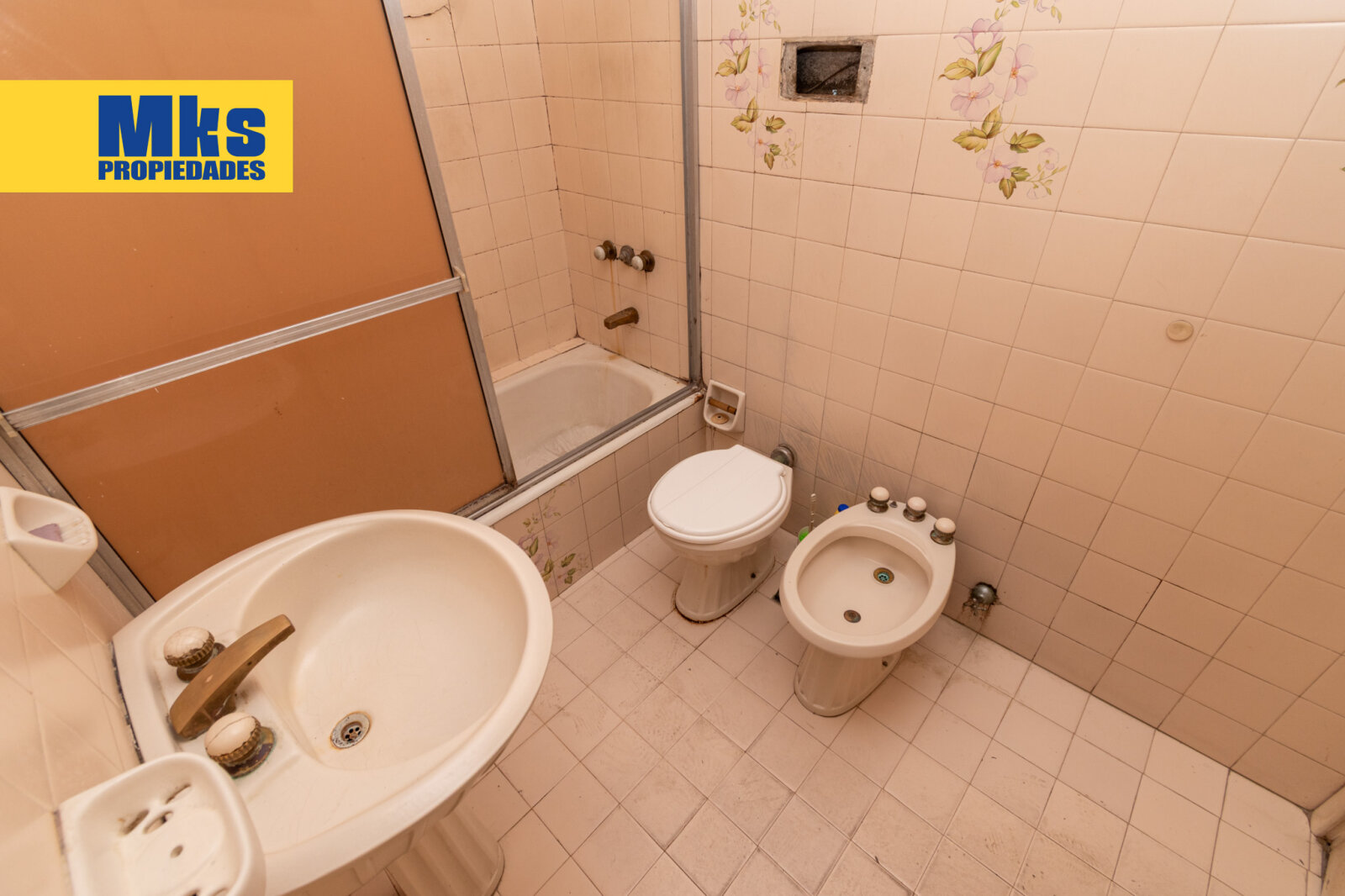 ¡Retasada! Casa con cochera en venta. 4 ambientes. A reciclar. - 22