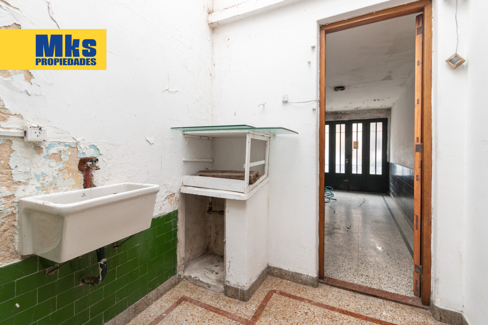 ¡Retasada! Casa con cochera en venta. 4 ambientes. A reciclar. - 10