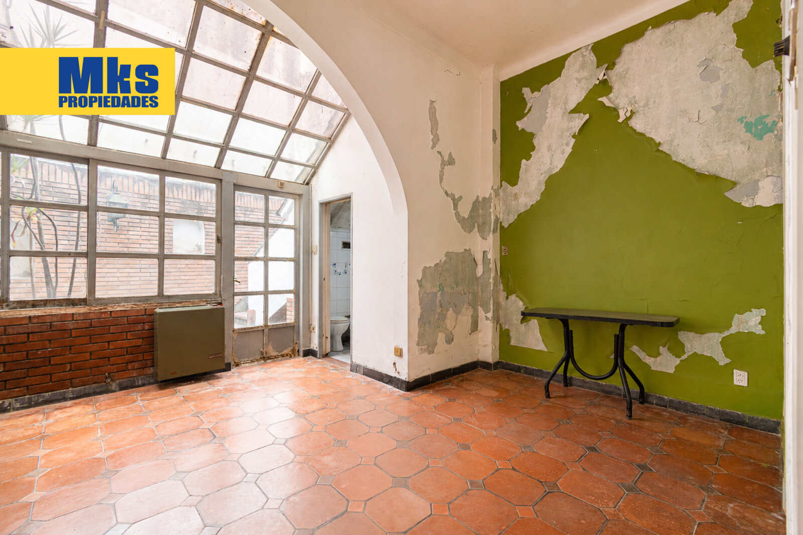 ¡Retasada! Casa con cochera en venta. 4 ambientes. A reciclar. - 26