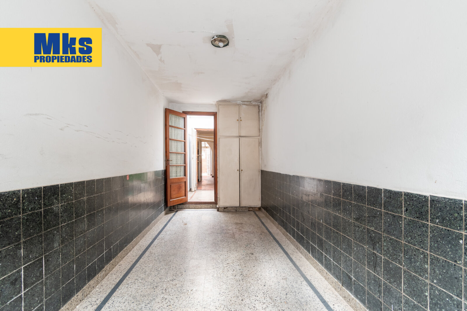 ¡Retasada! Casa con cochera en venta. 4 ambientes. A reciclar. - 25