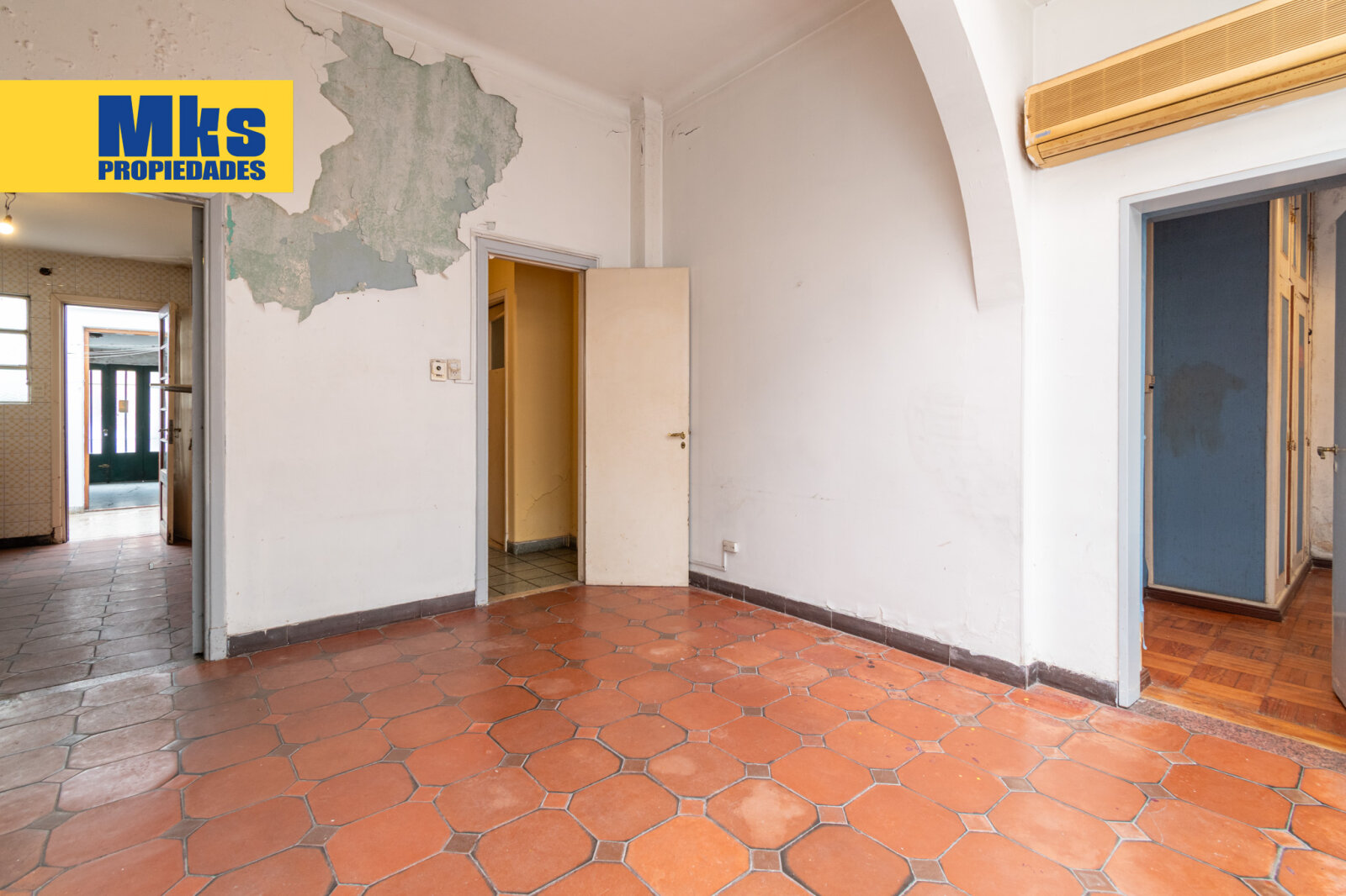 ¡Retasada! Casa con cochera en venta. 4 ambientes. A reciclar. - 30
