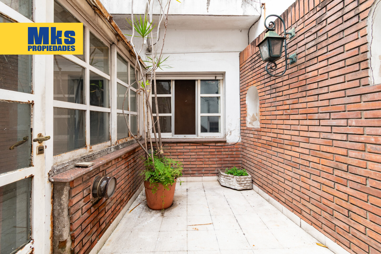 ¡Retasada! Casa con cochera en venta. 4 ambientes. A reciclar. - 34