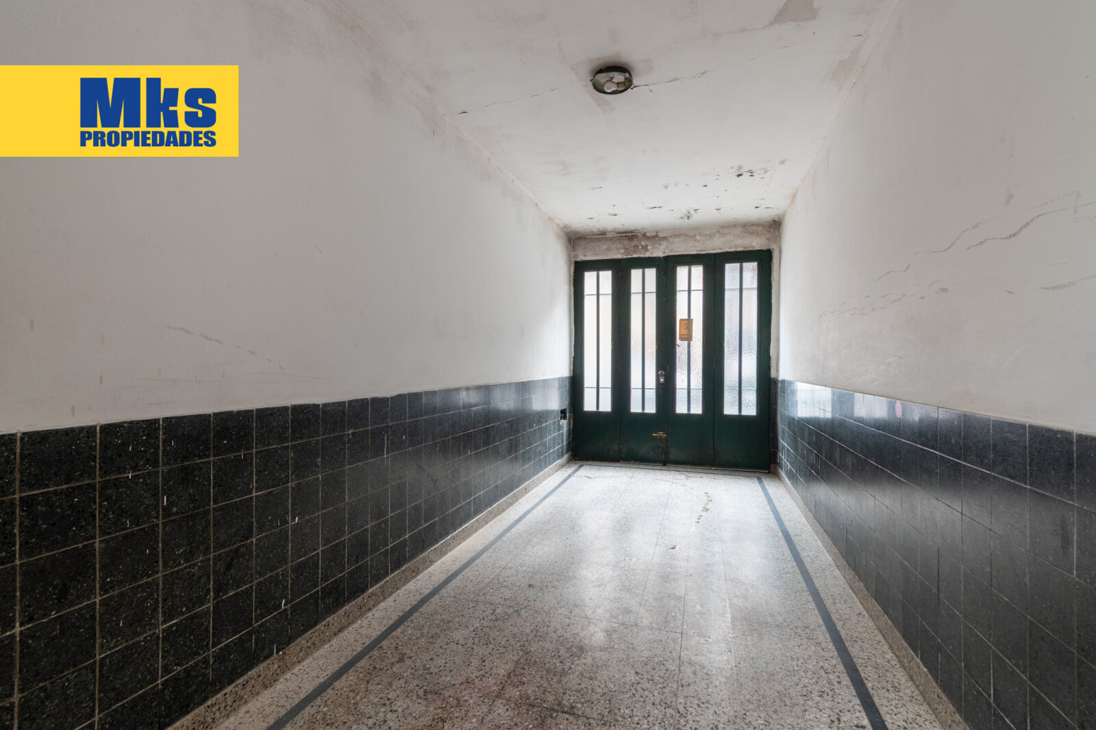 ¡Retasada! Casa con cochera en venta. 4 ambientes. A reciclar. - 24