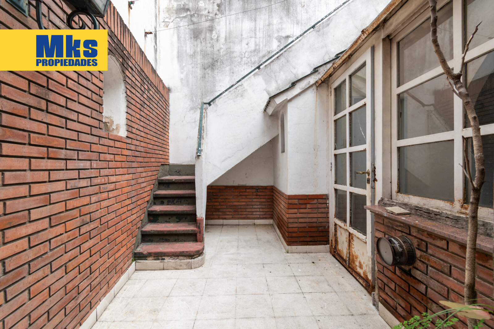 ¡Retasada! Casa con cochera en venta. 4 ambientes. A reciclar. - 33