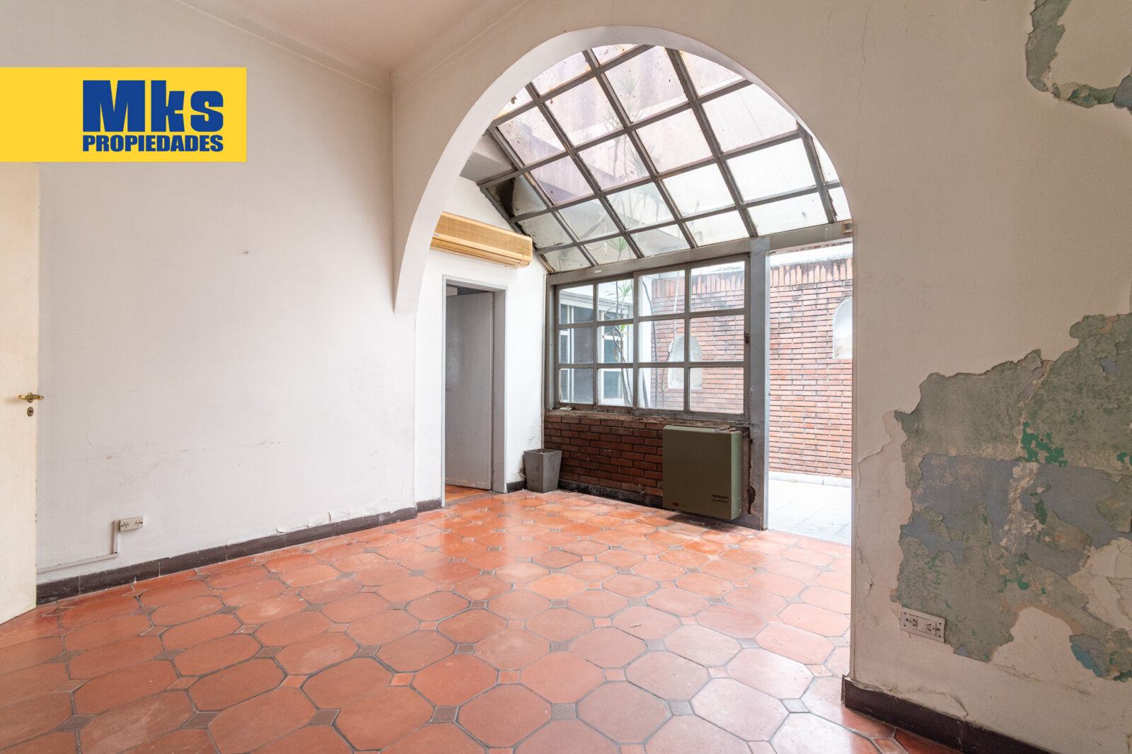 ¡Retasada! Casa con cochera en venta. 4 ambientes. A reciclar. - 29