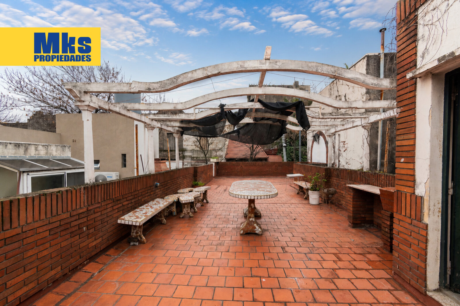 ¡Retasada! Casa con cochera en venta. 4 ambientes. A reciclar. - 35