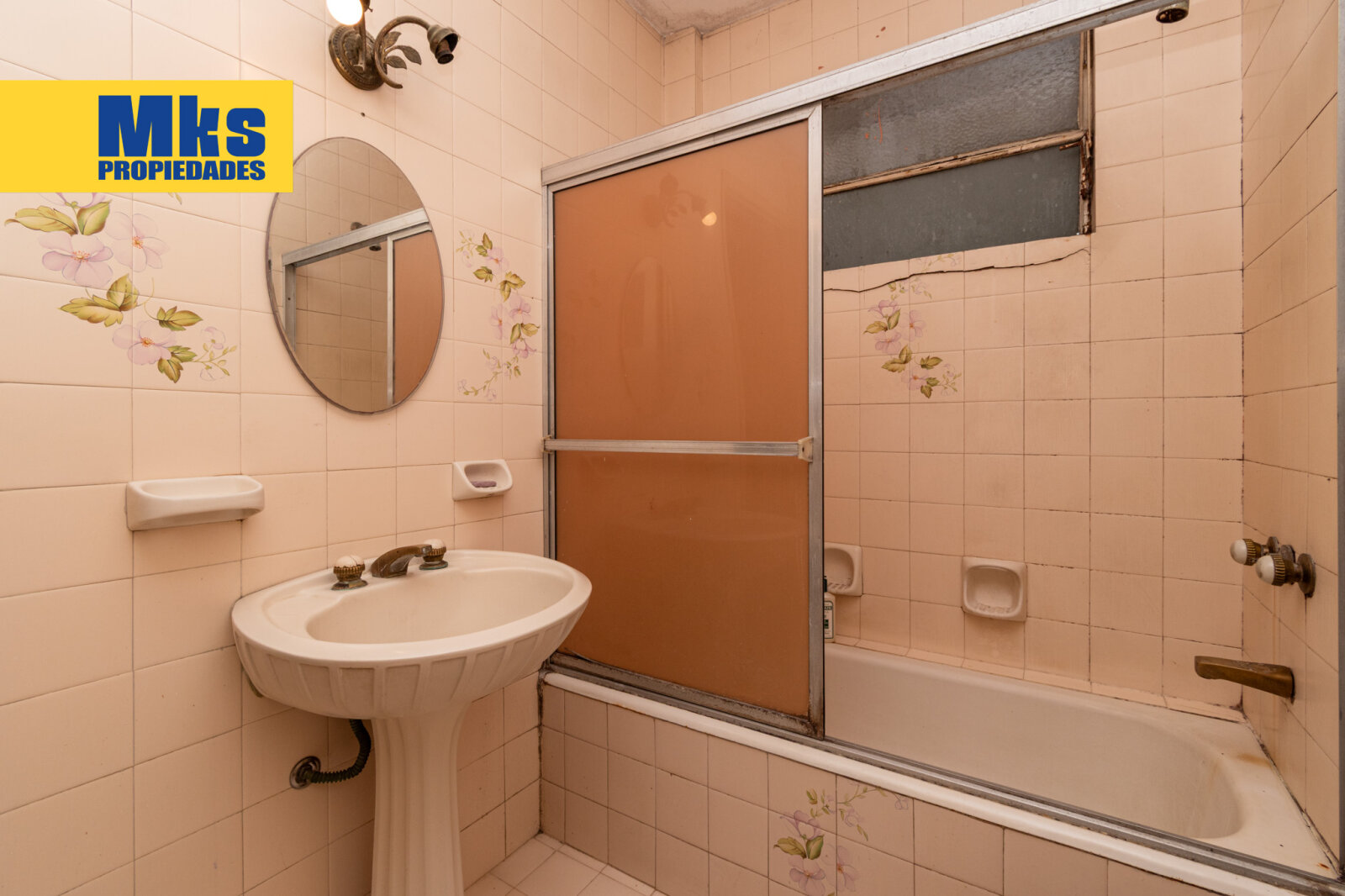 ¡Retasada! Casa con cochera en venta. 4 ambientes. A reciclar. - 23
