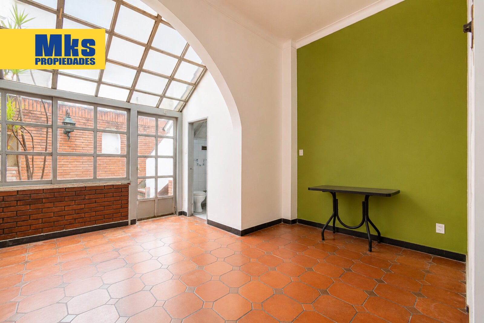 ¡Retasada! Casa con cochera en venta. 4 ambientes. A reciclar. - 27