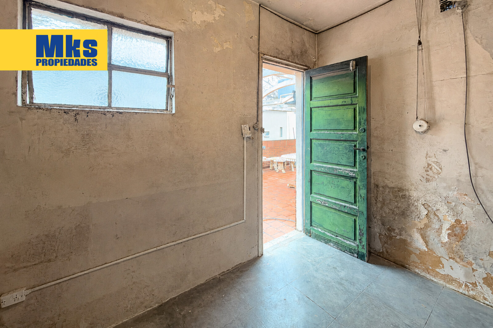 ¡Retasada! Casa con cochera en venta. 4 ambientes. A reciclar. - 40