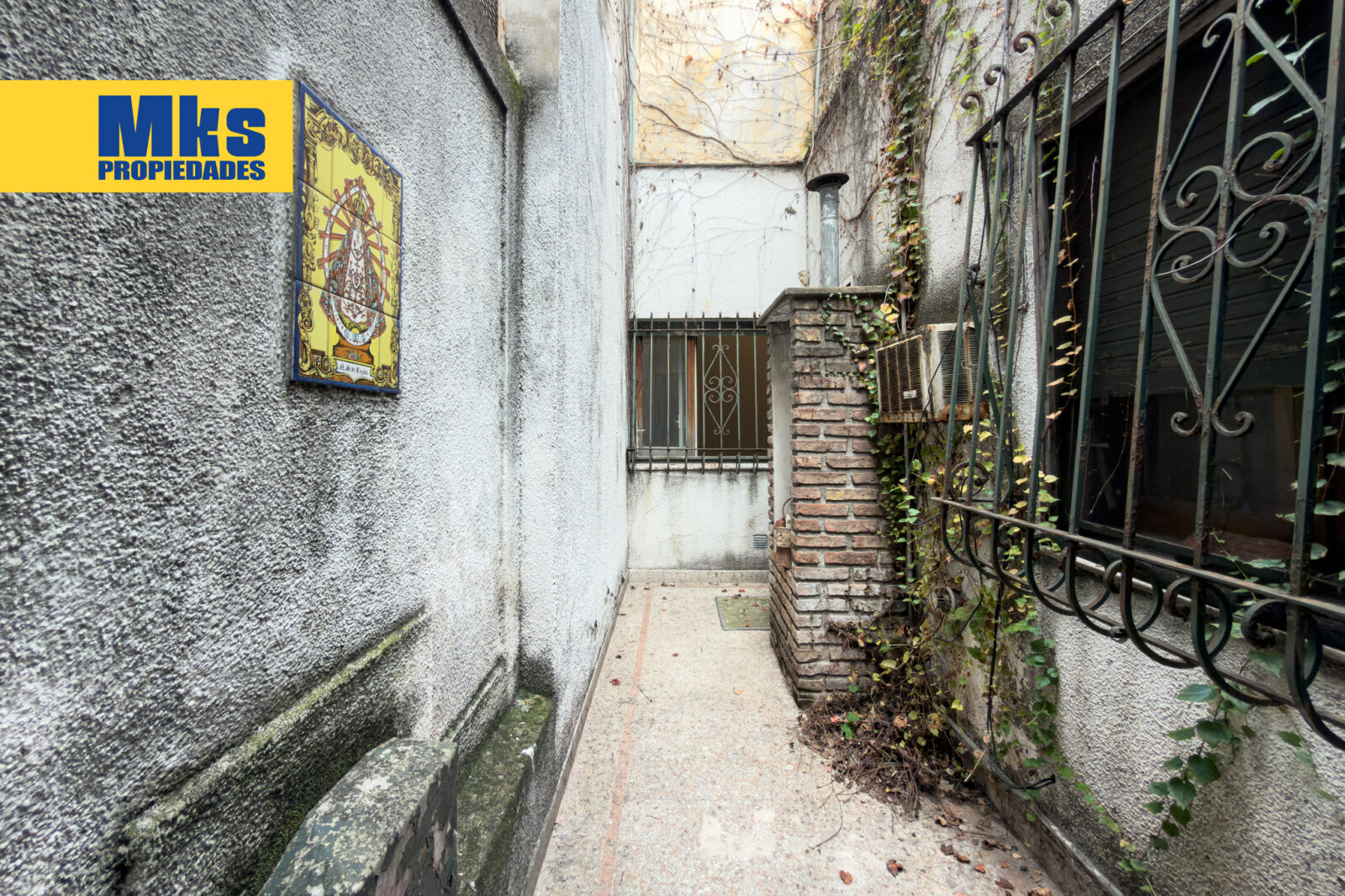 ¡Retasada! Casa con cochera en venta. 4 ambientes. A reciclar. - 20