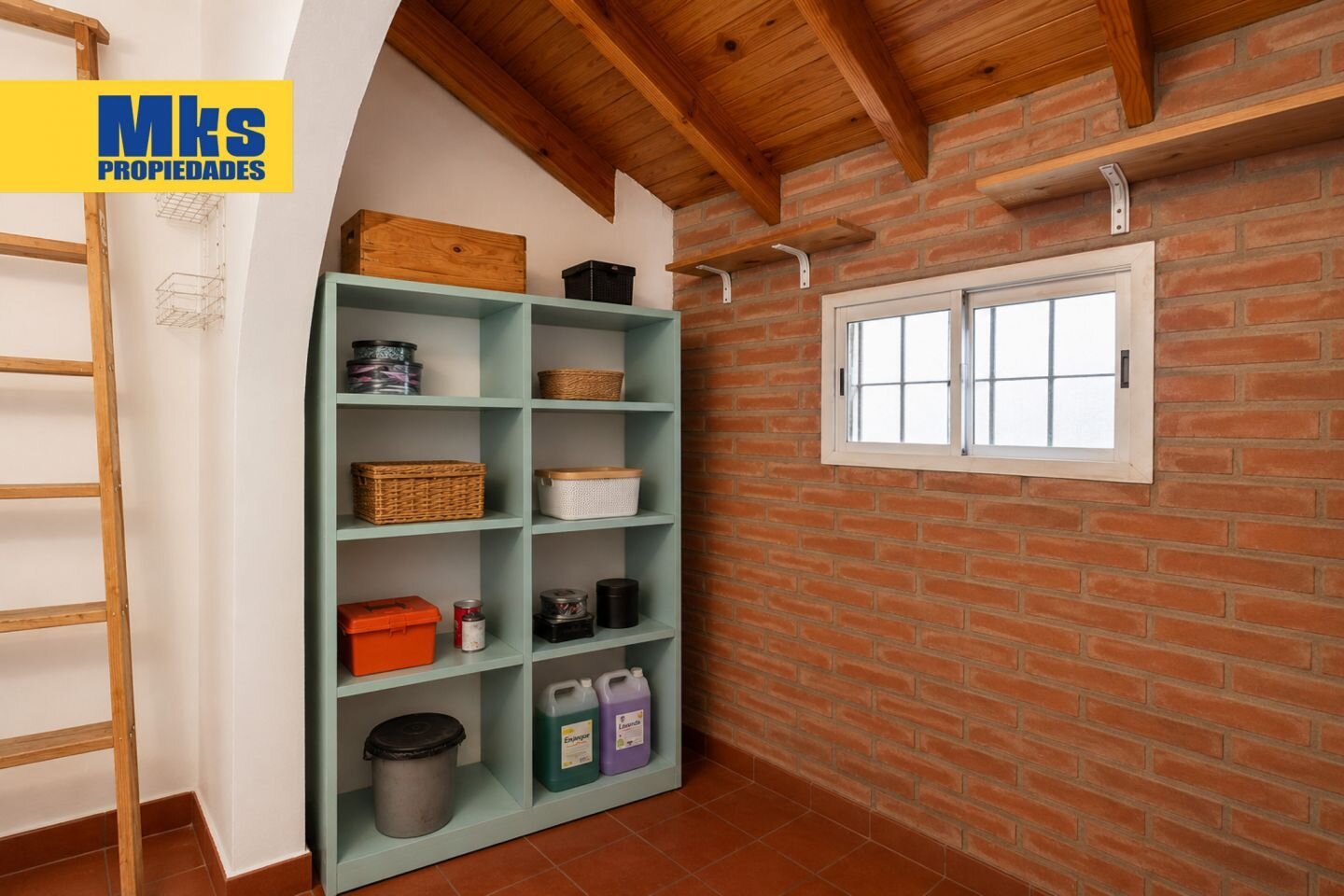 Venta. Casa en terreno propio. 4 ambientes. Quincho, patio y terraza. - 23