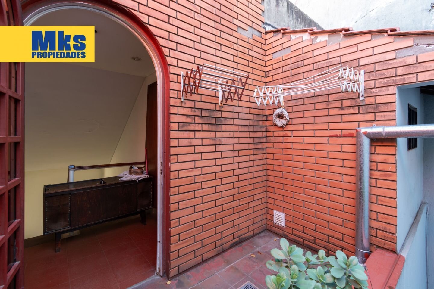 Venta. Casa en terreno propio. 4 ambientes. Quincho, patio y terraza. - 25