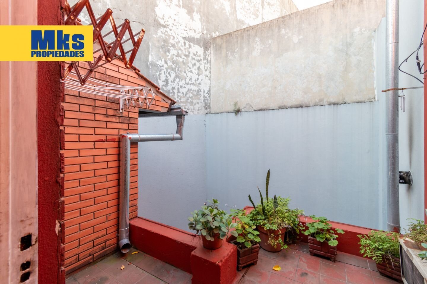 Venta. Casa en terreno propio. 4 ambientes. Quincho, patio y terraza. - 24