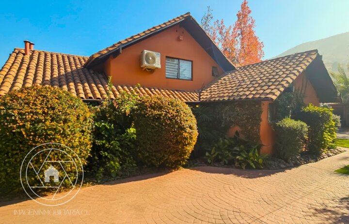 Vende Casa 2 Pisos, 5D, 5B. Piscina. Condominio Los...