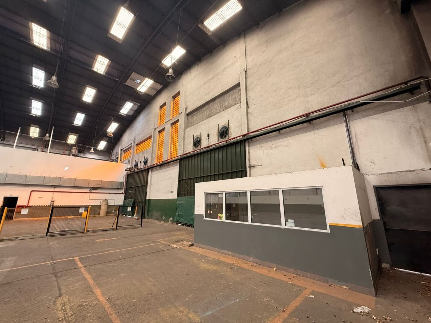 Galpon en alquiler. 1300 m2 con oficinas. Todo en una planta y sin columnas. Mixtura 2. — foto 11
