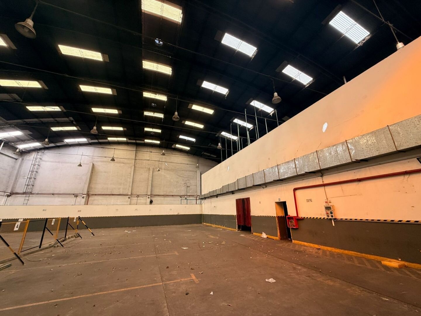 Galpon en alquiler. 1300 m2 con oficinas. Todo en una planta y sin columnas. Mixtura 2. — foto 8