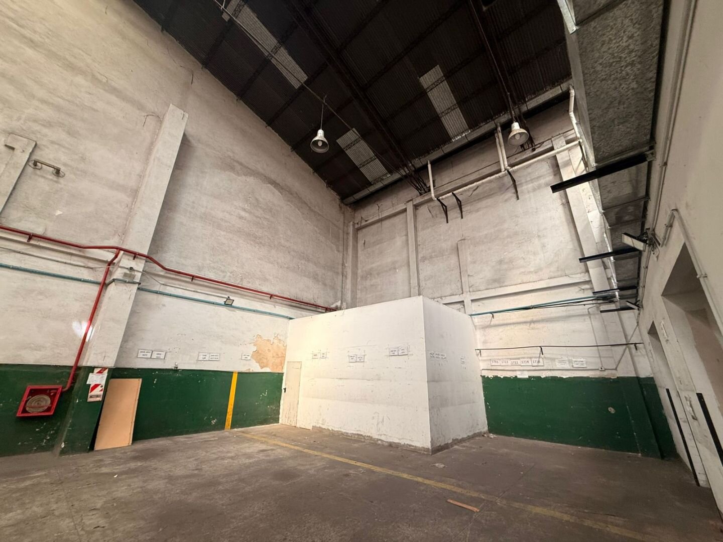 Galpon en alquiler. 1300 m2 con oficinas. Todo en una planta y sin columnas. Mixtura 2. — foto 12