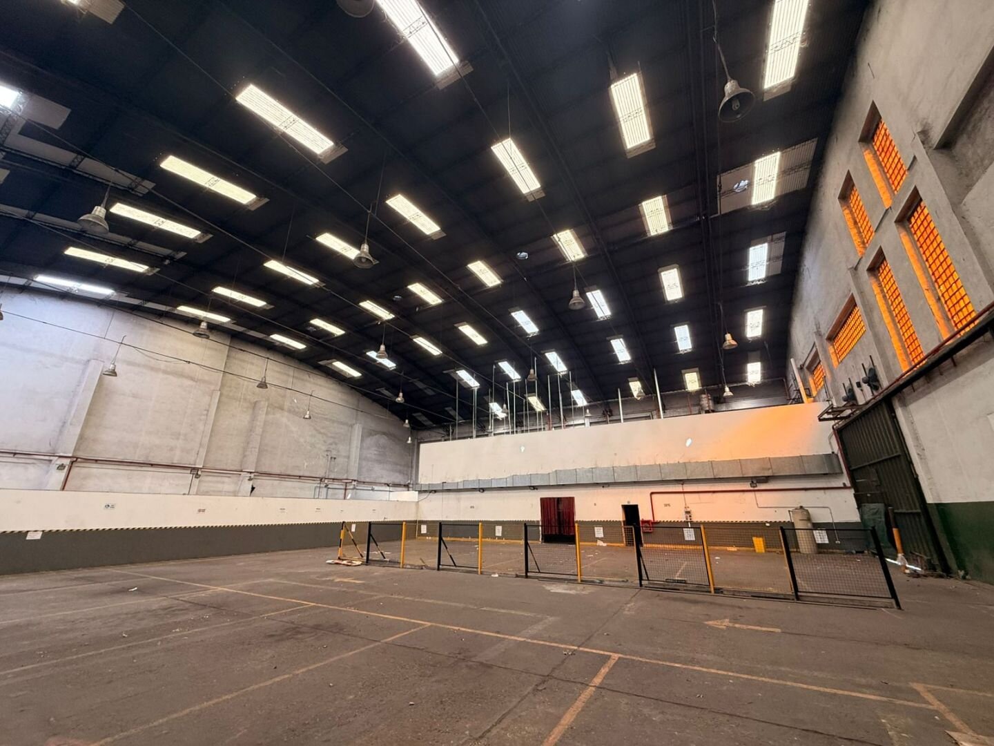 Galpon en alquiler. 1300 m2 con oficinas. Todo en una planta y sin columnas. Mixtura 2. — foto 6